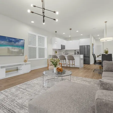 Upstay - Modern Family Townhome With Pool